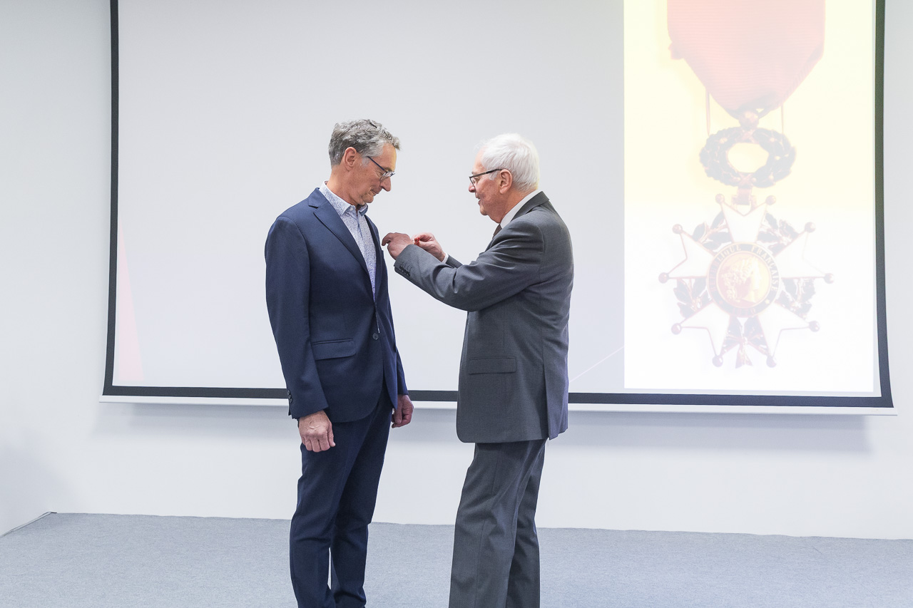  Bernard Dieny, nommé chevalier de la légion d’honneur et décoré par Jean-Paul Duraud, membre du bureau national de la SFP 